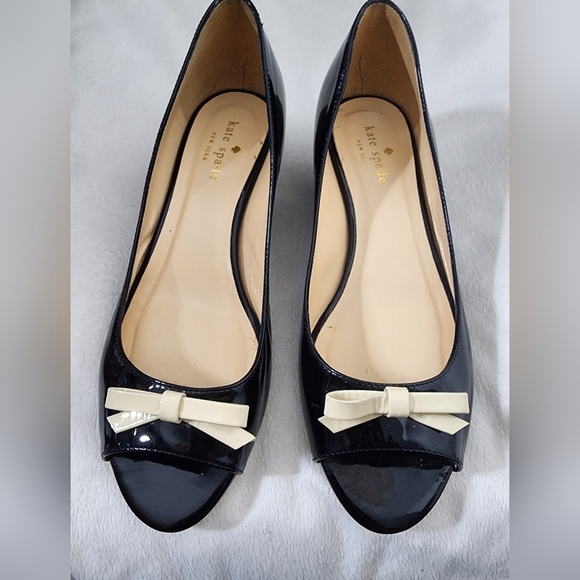 Kate Spade NY Patent Leather Wedge Shoes Low Beige Bow Peep Toe Summer Designer - Picture 1 of 10